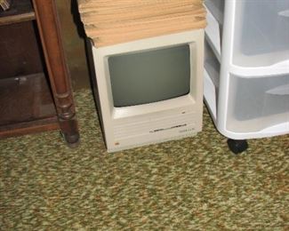 This is the monitor for a COMPLETE old Macintosh computor