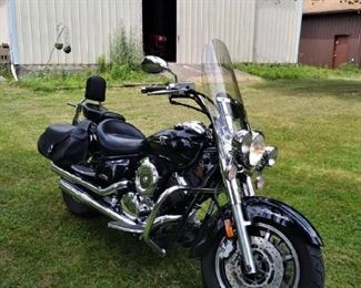 2006 Yamaha V-Star Classic 1100cc W/Leather Saddle Bags, Handle Bar Bag, Multi-Colored Engine Light Kit $3800 FIRM