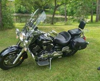 2006 Yamaha V-Star Classic 1100cc W/Leather Saddle Bags, Handle Bar Bag, Multi-Colored Engine Light Kit $3800 FIRM