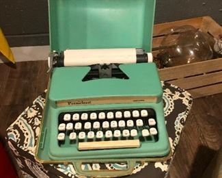 this is THE CUTEST vintage typewriter.