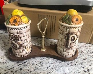 Carmen Miranda twins