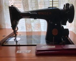 Antique Singer Sewing Machine - Excellent Condition 