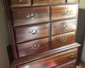 Beautiful solid wood chest of drawers 