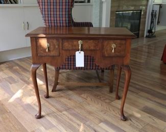 Baker furniture entry table in excellent condition 32w x 16d x 29H