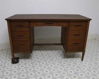 Vintage Ethan Allen laminate desk in really good condition