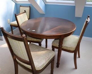 vintage 41 round table with 4 chairs. There are no leafs with the table.