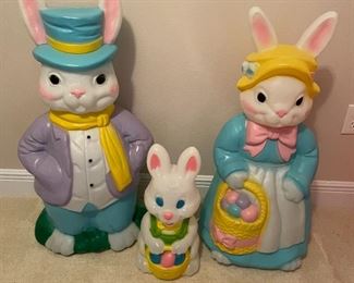 Ah the Easter Bunny family on an outing - lets not point out to Mr. Rabbit that Baby Bunny's eyes are blue and not black.
