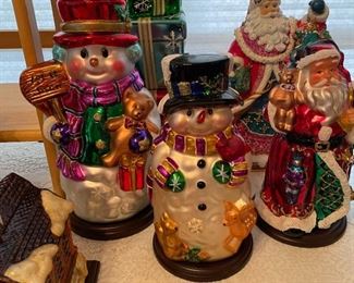 Why does the snowman have tiny T-Rex arms