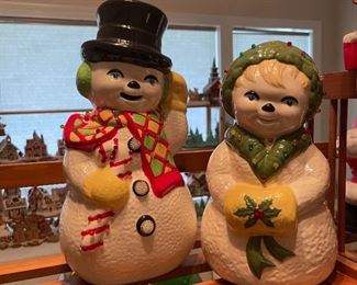 This Snowman couple look like they stepped out of a Doris Day Movie