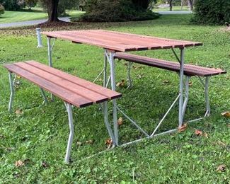 Folding picnic table