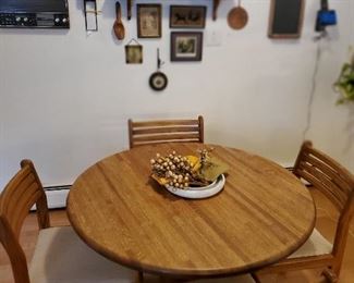 ROUND WOOD KITCHEN TABLE W/ 4 CHAIRS 