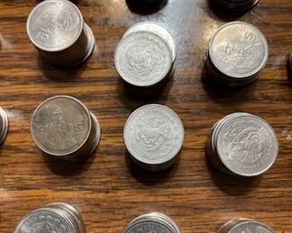 250 - old style quarter size 1 Peso Mexican coins