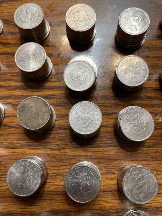 250 - old style quarter size 1 Peso Mexican coins