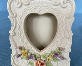 Beautiful Lefton Antique Ivory picture frame - approximately 4x5 inches