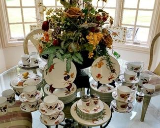Royal Worcester, many serving pieces, 