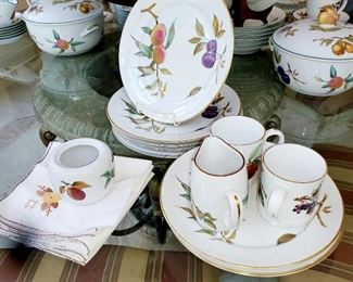 Royal Worcester, many serving pieces, 