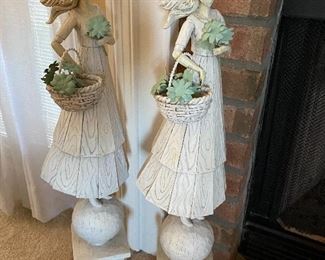 Pair of decorative angels with removeable wings
