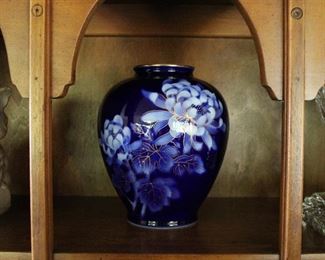 Signed Japanese Fukagawa vase in cobalt blue with gold gilt trim