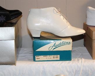 Auditions leather low boots -- a lovely pair of New in Box vintage boots size 7 1/2!