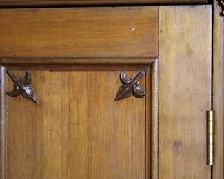 Carved elements in the corners of the doors 