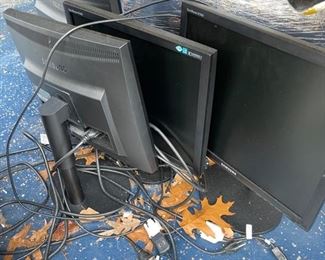 Electronic Computer Monitors Samsung 4 of Them