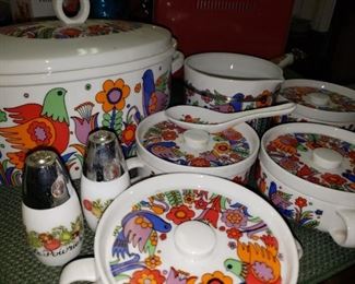 A set of Royal Crown Cookware/Soup Dishes