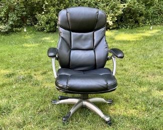 Swivel Office Arm Chair
Lot #: 39