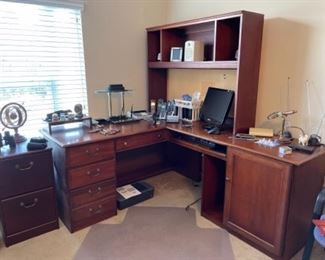 L-Shaped Desk With Hutch