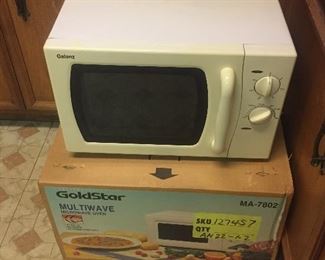 Several microwaves. One new in box. 