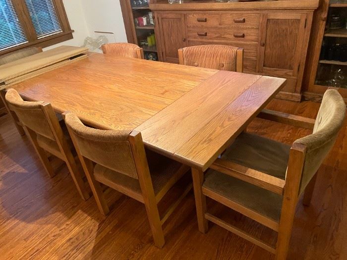 great dining room table with two leaves and pads and six chairs