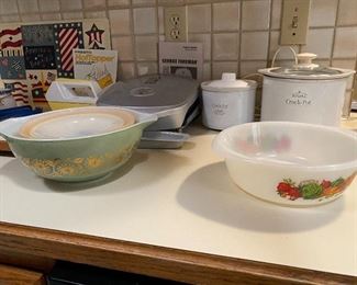 Pyrex Kitchenware / Corning & Vintage Tupperware Available 