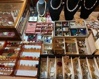 Vintage & Costume Jewelry 