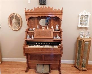 Working oak pump organ.