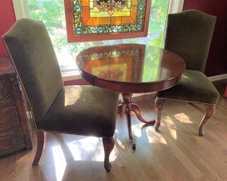Small three-leg table with velvet chairs