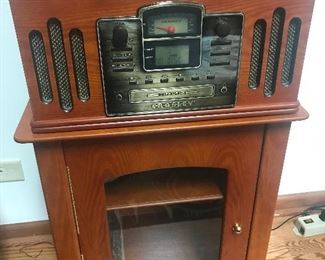 AM/FM
Cassette/CD console
Transference capability - cassettes to CDs
