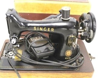 674 - Vintage Singer Model 99K Sewing Machine & Case 12" X 15" X 8"
