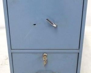 700 - Metal 2 drawer file cabinet
