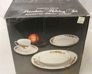 729 - Gift Gallery 20 pc porcelain holiday set in box
