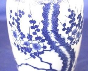 921 - Blue & white vase 6" tall
