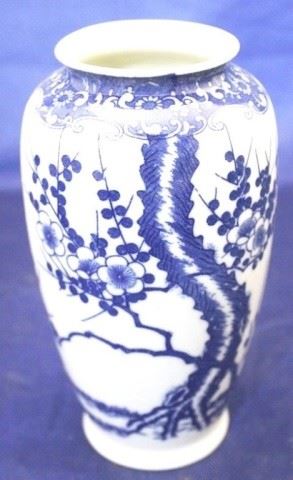 921 - Blue & white vase 6" tall
