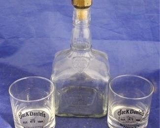1519 - Jack Daniels liquor bottle & 2 glasses
