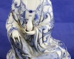 1524 - Blue & white Oriental woman statue 10 1/2"
