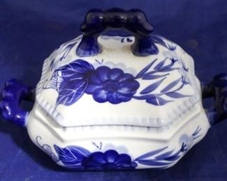 1554 - Blue & white covered dish 7 x 5
