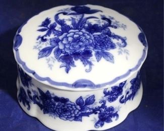 1555 - Blue & white covered dish 4 3/4 x 2
