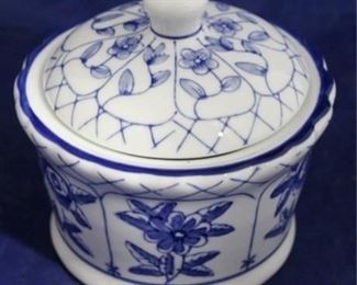 1557 - Blue & white covered dish 7 x 5

