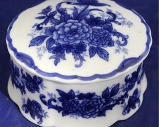 1558 - Blue & white covered dish 5 x 6

