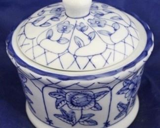 1560 - Blue & white covered dish 5 x 6