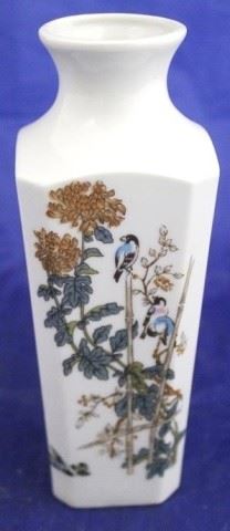 1565 - Oriental vase 7"
