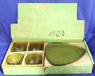 1589 - Vintage Daisy Button green snack sets in box
