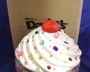 1614 - David's cookies cupcake cookie jar in box 11"
